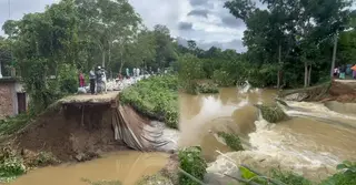 ফেনীতে বন্যার পানি নামলেও কমেনি দুর্ভোগ, বাঁধ মেরামতে কাজ করছে সেনাবাহিনী